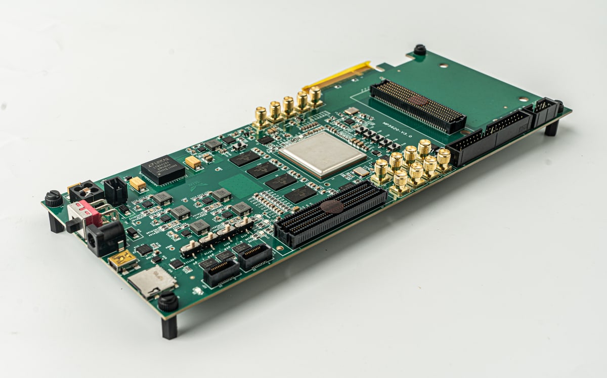 用于AD9653数据处理的FPGA PCIe底板